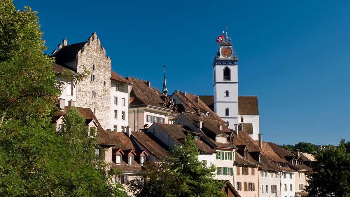 Aarauer Altstadt mit Kirchturm und Schweizer Fahne